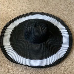 Large black and white Sun hat
